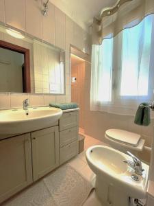 La salle de bains est pourvue d'un lavabo, de toilettes et d'un miroir. dans l'établissement Casa vacanze Casa Elena, à San Giorgio a Cremano