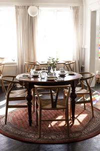 uma mesa de madeira e cadeiras numa sala de estar em Arnfeldt Hotel & Restaurant em Ærøskøbing