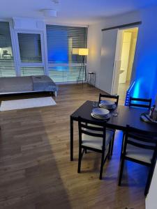 a living room with a table and chairs and a couch at Studio Apartment mit Stellplatz in Bielefeld