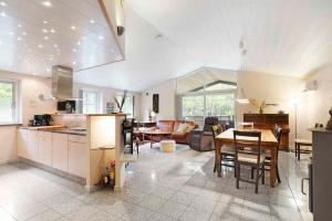 una cucina e un soggiorno con un tavolo e una sala da pranzo di Large Cottage In Peaceful, Beautiful Nature a Mølby Altre 20 foto
