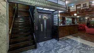 eine Treppe, die zu einer Tür in einem Restaurant führt in der Unterkunft Hotel Astoria in Coimbra