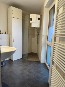 ein Bad mit einem Waschbecken, einem WC und einer Dusche in der Unterkunft Studio Apartment mit Stellplatz in Bielefeld
