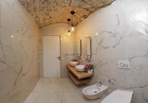 a bathroom with two sinks and two toilets at extra luxury apartment salerno center in Salerno