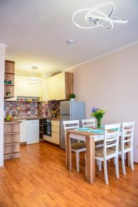 kuchnia ze stołem i krzesłami w pokoju w obiekcie Charming sunny apartment+swimming pool w miejscowości Sweti Konstantin i Sweta Elena