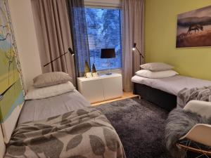 1 dormitorio con 2 camas y ventana en Lux Villas by Arctic People, en Rovaniemi