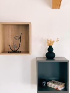 a shelf with a book and a vase on it at QUEEN’S HEART GUESTHOUSE in Bran