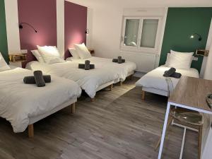 - un groupe de 4 lits dans une chambre dans l'établissement Grand gîte des pins, à Chaumousey