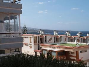 uma vista para um edifício com o oceano ao fundo em Marcos y Tota em Punta del Hidalgo