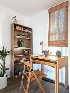 Habitación con escritorio de madera y silla. en Riverside apartment in Islington, en Londres