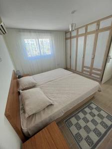 ein Schlafzimmer mit einem großen Bett in einem Zimmer in der Unterkunft Дуплекс 2+1 в Татлысу in Akanthou