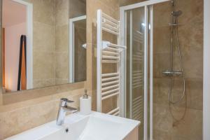 a bathroom with a sink and a shower at Maison rénovée-moderne avec cour à 2 pas du centre in Orléans