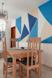 馬約城的住宿－Casa Carlotta Maio，一间带桌子和两把椅子的用餐室