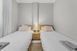 dos camas sentadas una al lado de la otra en una habitación en Piso Don Eduardo 2, en Arrecife