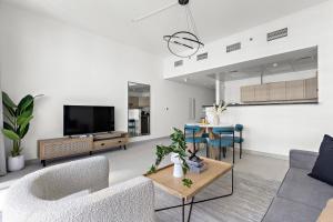 阿布扎比Silkhaus Luxury 1 BDR Close To Reem Central Park的带沙发、电视和桌子的客厅