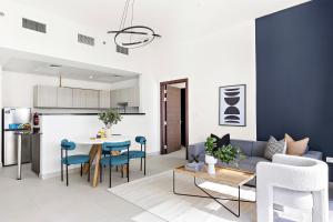 阿布扎比Silkhaus Luxury 1 BDR Close To Reem Central Park的客厅里有一张沙发和一张桌子。