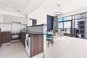 阿布扎比Silkhaus Luxury 1 BDR Close To Reem Central Park的开放式厨房和享有美景的客厅