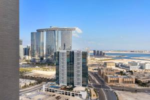 eine Luftansicht einer Stadt mit hohen Gebäuden in der Unterkunft Silkhaus Luxury 1 BDR Close To Reem Central Park in Abu Dhabi
