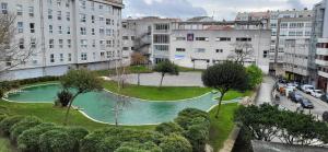 una vista aérea de un parque en una ciudad en Apartamento en Coruña con parking, en A Coruña