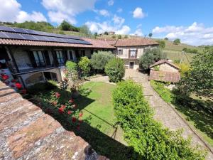 uma vista aérea de uma casa com um jardim em Cascina Marenco Langhe Country House - Apt Moscato em Cessole