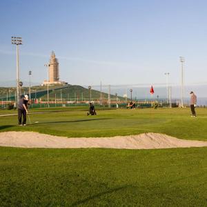 un grupo de personas jugando al golf en un campo de golf en Apartamento en Coruña con parking en A Coruña