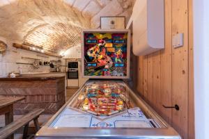 eine Flippermaschine in einer Küche mit einer Theke in der Unterkunft La Mazère - Maison atypique avec extérieur in Pocé-sur-Cisse