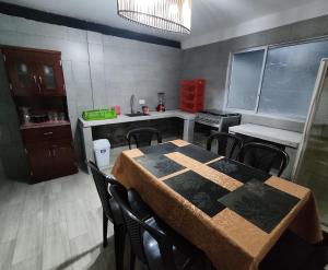 een keuken met een tafel en stoelen in een kamer bij Alojamiento Familiar MariaLuisa in Quillullaco