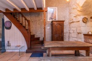 La Mazère - Maison atypique avec extérieur في Pocé-sur-Cisse: مقعد خشبي في غرفة بها درج