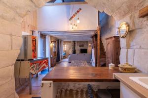 eine Küche mit einer Arbeitsplatte in einem Raum in der Unterkunft La Mazère - Maison atypique avec extérieur in Pocé-sur-Cisse