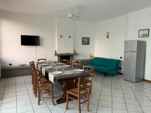 Antica Sorgente villa في أغروبولي: غرفة بها طاولة وكراسي وأريكة