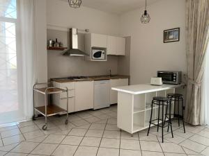 Antica Sorgente villa في أغروبولي: مطبخ مع كونتر وبعض الكراسي فيه +15 صورة