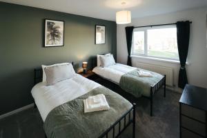 um quarto de hotel com duas camas e uma janela em Middlesbrough contractors digs em Middlesbrough