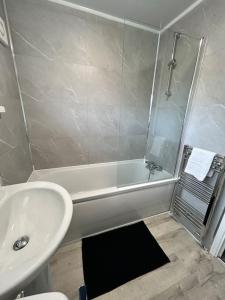 uma casa de banho com um chuveiro, um lavatório e uma banheira em Middlesbrough contractors digs em Middlesbrough