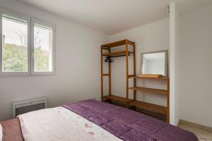 1 dormitorio con cama, espejo y ventana en Maison Arcachonnaise sur Mérignac, en Mérignac