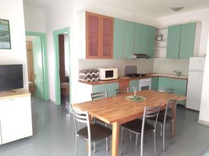 Virtuvė arba virtuvėlė apgyvendinimo įstaigoje Apartments in Rosolina Mare 25001
