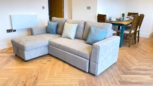 ein Wohnzimmer mit einem Sofa und einem Tisch in der Unterkunft Urban Living with Free Wi-Fi & Parking in Rickmansworth