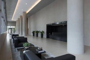 a living room with couches and a flat screen tv at Habitarte - Studio Luxo Brooklin in São Paulo