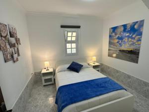 科斯塔卡瑪的住宿－Santa Úrsula 21，一间卧室配有带2个床头柜和1扇窗户的床