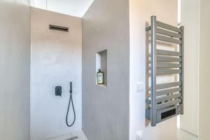 łazienka z prysznicem w białej ścianie w obiekcie Villa Ena - Beach getaway w mieście Logaras