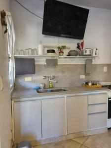 eine Küche mit Spüle und Arbeitsplatte in der Unterkunft Altos de Capilla in Capilla del Monte