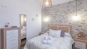 sypialnia z łóżkiem z butami w obiekcie Cortijo El Manzano Salvatierra Torrox by Ruralidays w mieście Torrox +24 zdjęcia