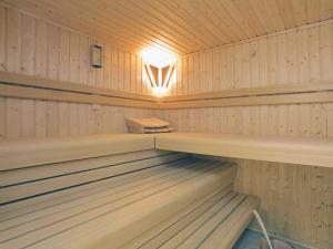 een houten sauna met een licht in het midden bij Biike Hüs von Appartements & Mehr in Kampen