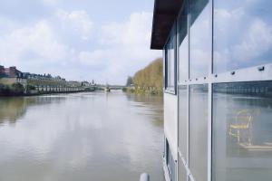 - une vue sur la rivière depuis un bateau dans l'établissement Loft sur l'eau en centre-ville de Compiègne, à Margny-lès-Compiègne
