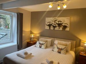 1 dormitorio con 2 camas y toallas. en The Westminster Hotel en Buxton