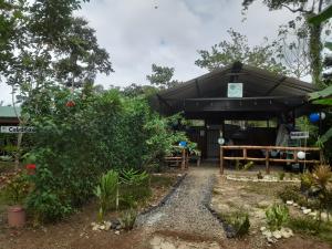 a garden with a black canopy and a picnic table at Chava Camping Rio Celeste in Rio Celeste