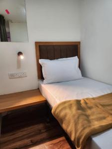 孟買的住宿－Galaxy Cabin Stay And Dormitory，一间小卧室,配有一张床和镜子