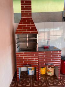 um modelo de forno de tijolo numa cozinha em Casa conforto em Pirenópolis
