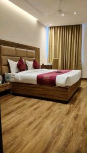 Un pat sau paturi într-o cameră la HOTEL PEARL WOOD (A unit of olive hospitality group)