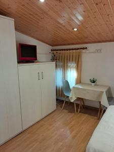 una pequeña sala de estar con mesa y TV. en EVA & TRAVEL - CAL MARCEL - Habitacion, en Prades