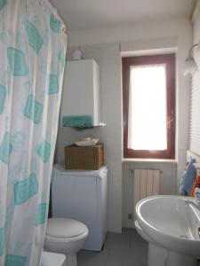 カステル・ディ・サングロにあるVilla Villacolle d'Eliaのバスルーム(トイレ、洗面台付)、窓が備わります。