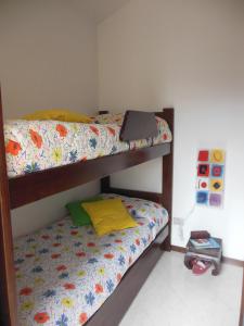Poschodová posteľ alebo postele v izbe v ubytovaní Villa Villacolle d'Elia